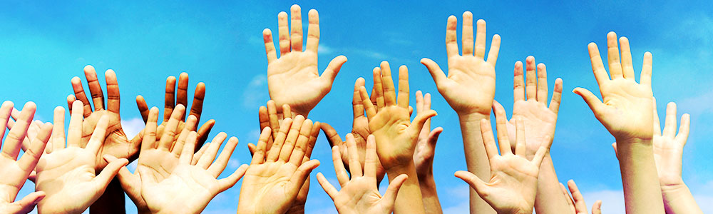 mains levees dans les airs en signe d'engagement pour la sclerodermie